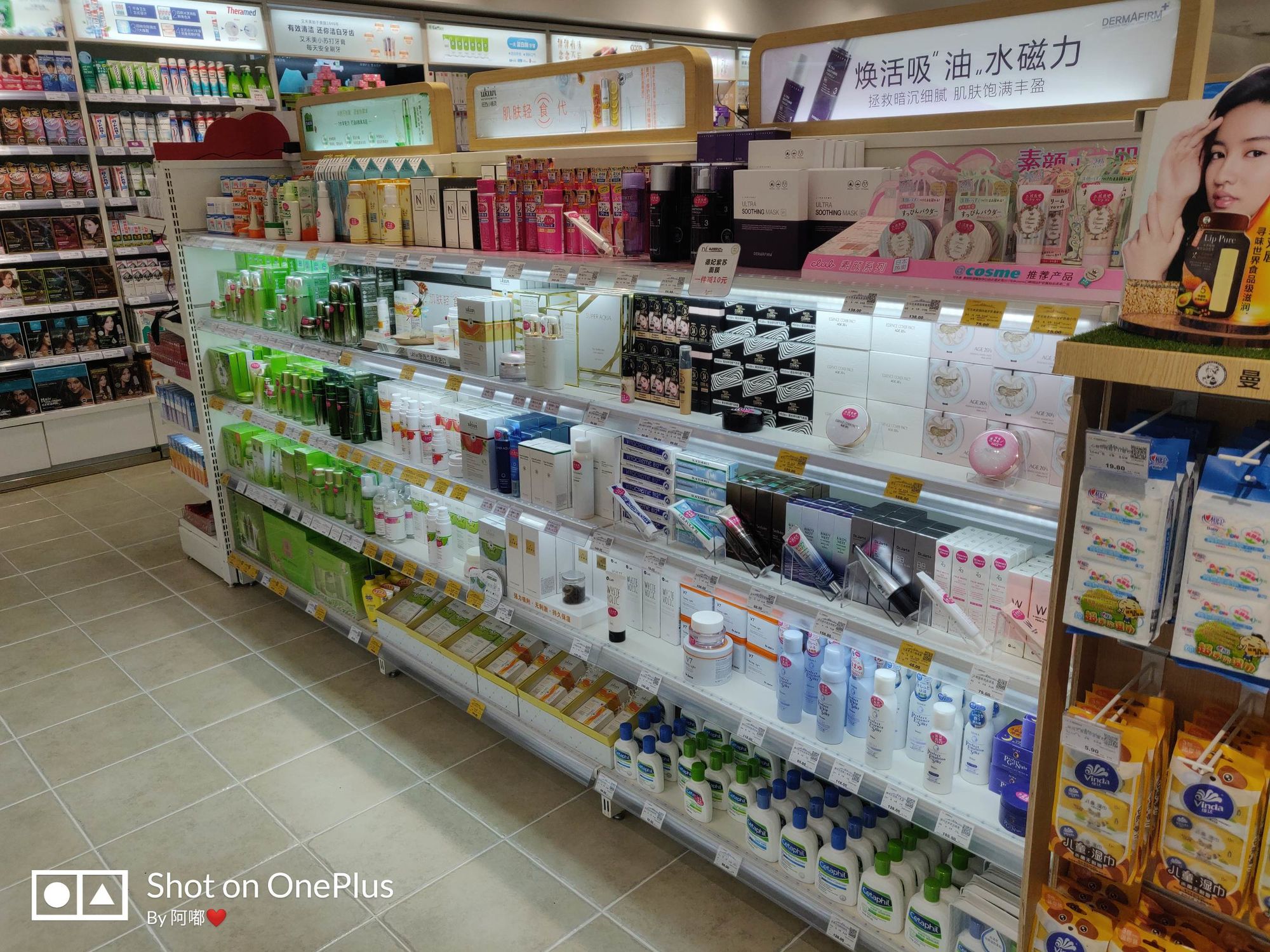 化妝品柜臺(tái)陳列設(shè)計(jì)藝術(shù) 提升零售體驗(yàn)與銷量的小喬風(fēng)格技巧